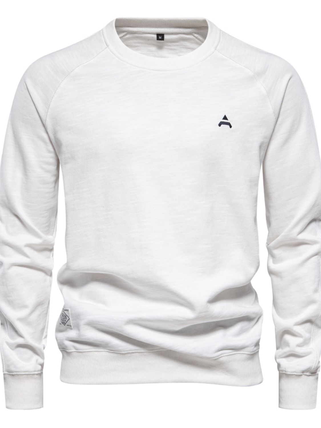  Long-sleeved sweatshirt with a round neckline and a small logo on the chest.